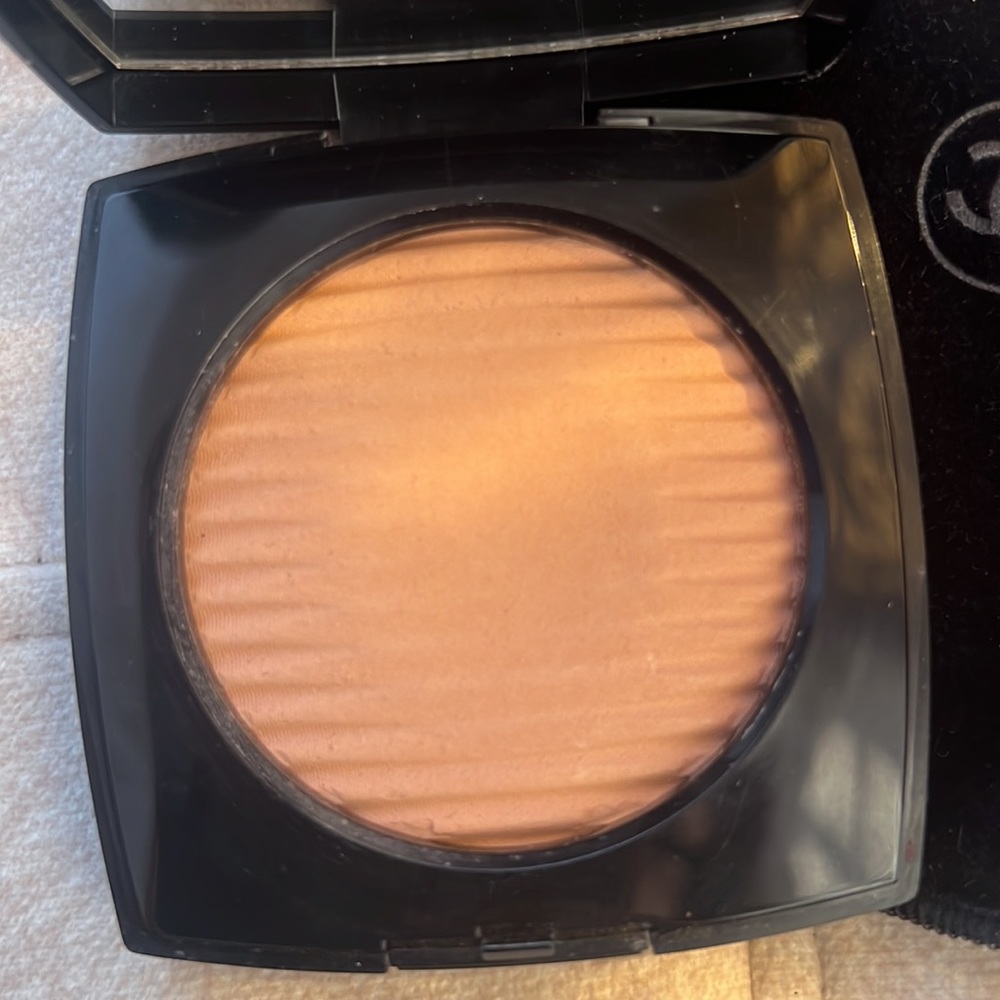 Chanel Les Beiges Healthy Glow Luminous Powder - Picture 7 of 9